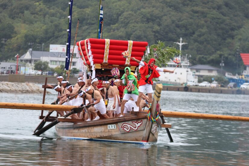 太鼓台を船で運ぶ祭り