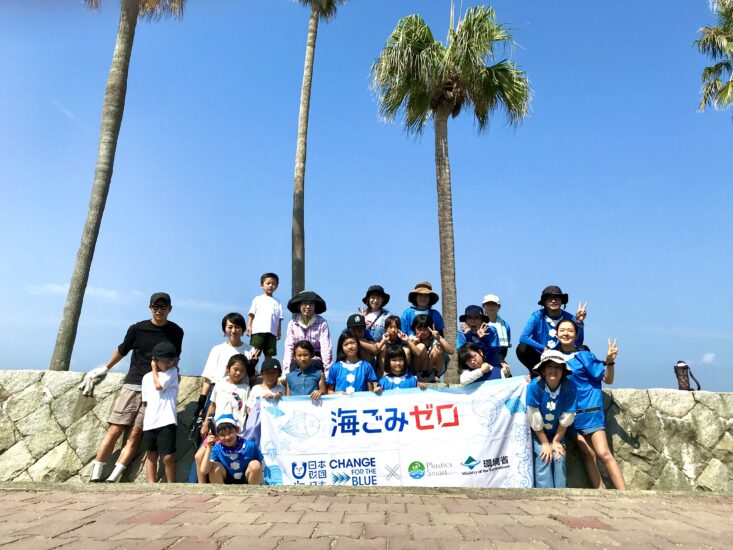 青いサンタが大活躍！ ＠沙弥島海水浴場