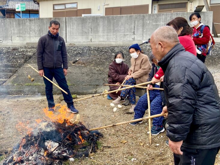 正月飾りと”カンノメ”を焼く「志々島」の伝統行事