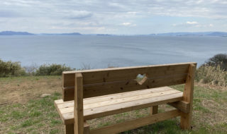 海が見える場所に設置されているベンチ