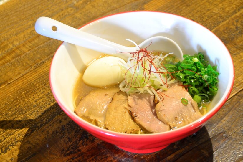 地鶏×伊吹いりこの風味が◎香川生まれの愛されラーメン