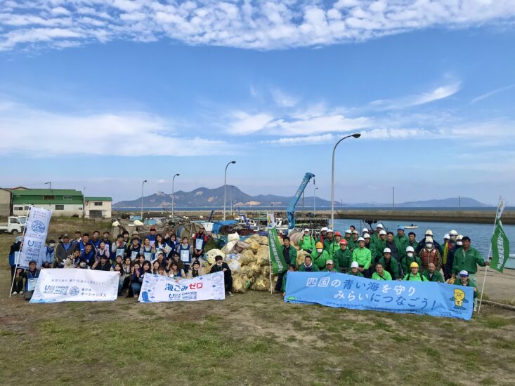 想いは一つ　みんなの力を合わせて回収困難な海岸漂着ごみを回収 @高見島