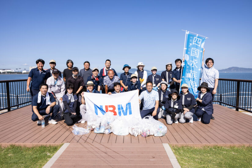 爽やかに広がる青い空 きらりと輝く海と笑顔