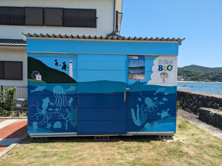 小豆島ふるさと村に海ごみ拾い箱を設置