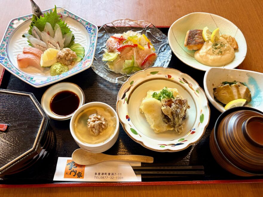 瀬戸芸客に高校生がオリジナル＜゜)))彡の海鮮定食を販売