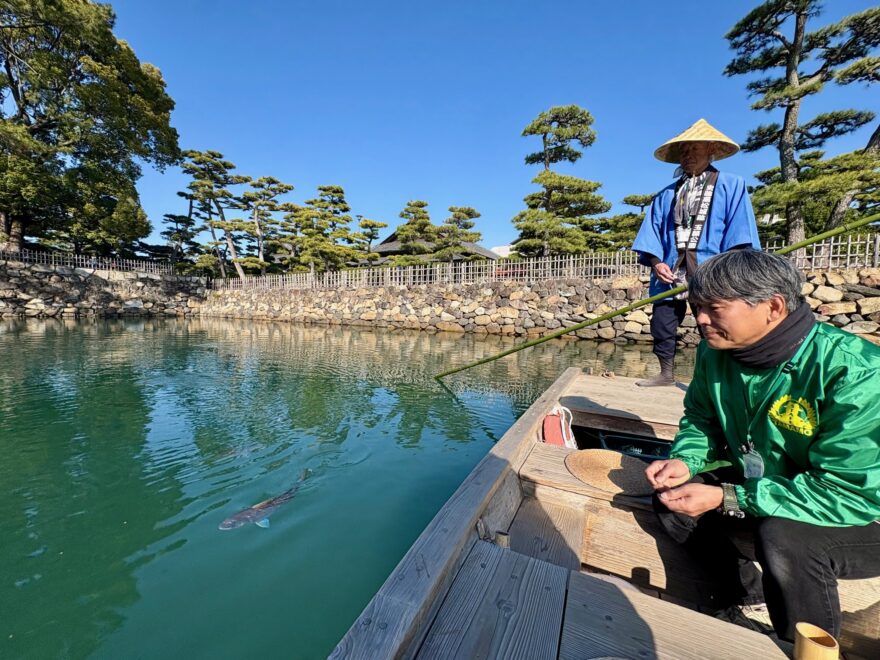 春！瀬戸内海と繋がった・・城のお堀でタイと戯れて